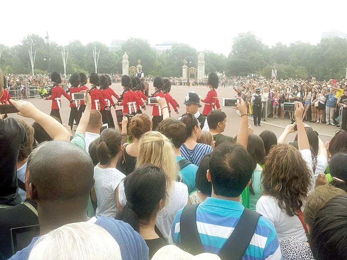 O mare mulţime de oameni s-a  adunat la Palatul Buckingham  pentru ziua prinţişorului