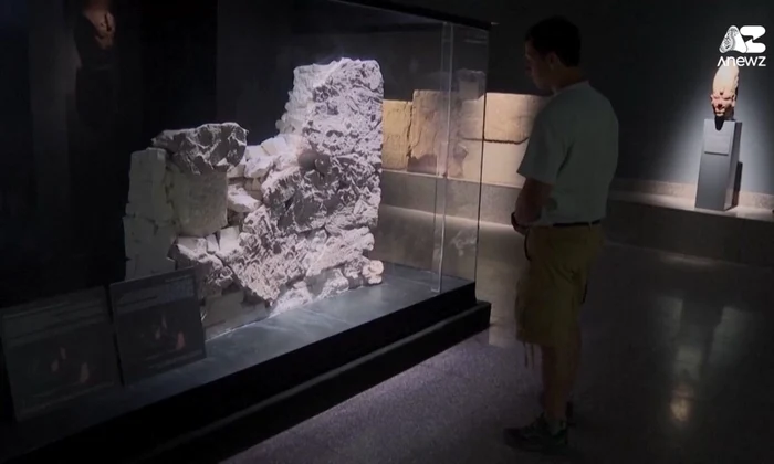 Un zid din mormântul lui Tutankhamon, dezvăluit în Egipt pentru prima dată (© captură video Youtube / AnewZ)