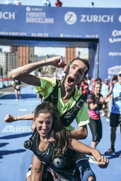 Alex Roca Campillo cu soția sa după maratonul de la Barcelona FOTO arhiva personală