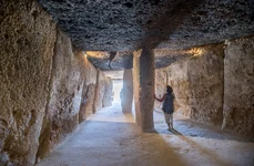 Interiorul dolmenului Menga (© Pedro J Pacheco / Wikimedia Commons)