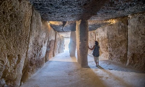 Interiorul dolmenului Menga (© Pedro J Pacheco / Wikimedia Commons)