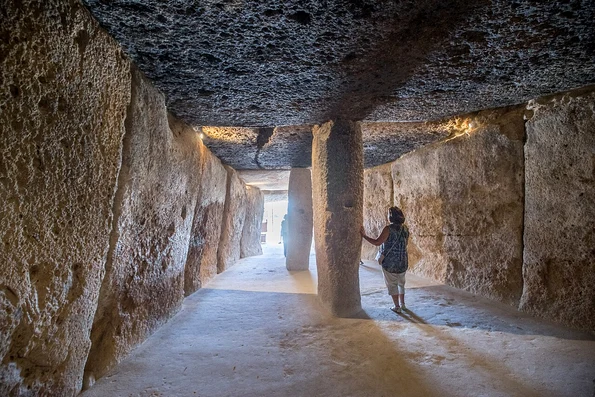 Interiorul dolmenului Menga (© Pedro J Pacheco / Wikimedia Commons)