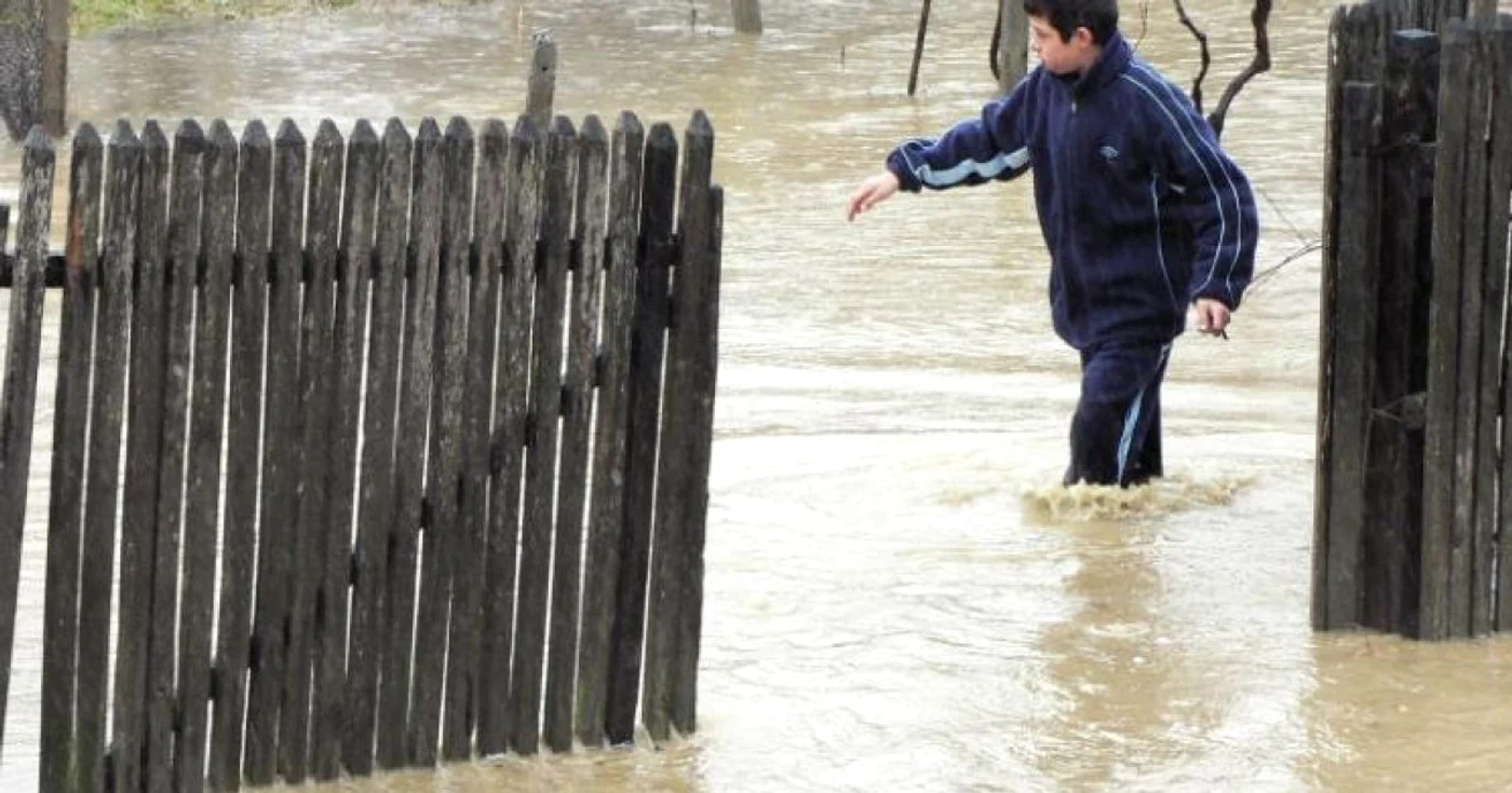 În 2006, sute de locuinţe au fost luate de ape