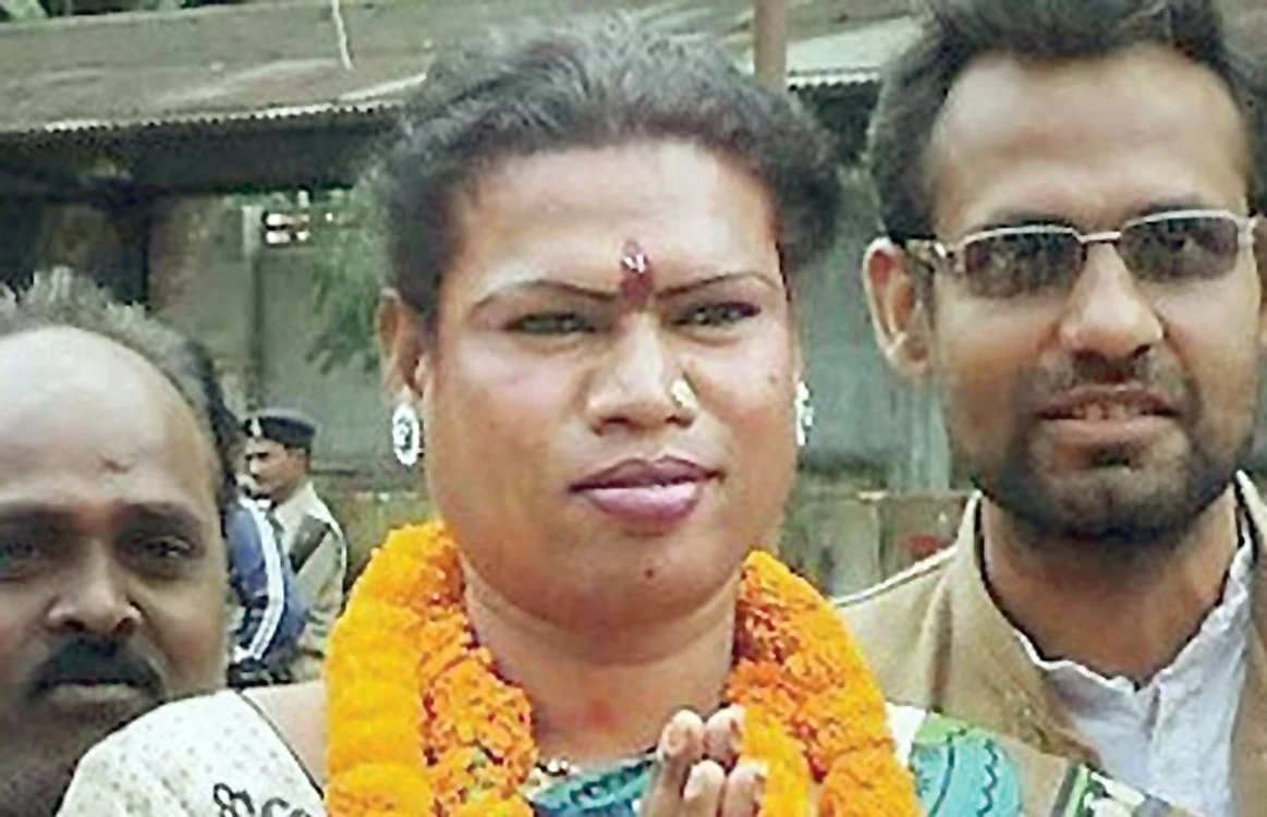 Madhu Kinnar (35 de ani) este primul primar indian care şi-a schimbat sexul