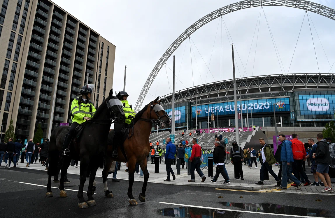 
    Polițiști călare au intervenit în zona stadionului WembleyFoto: EPA-EFE  