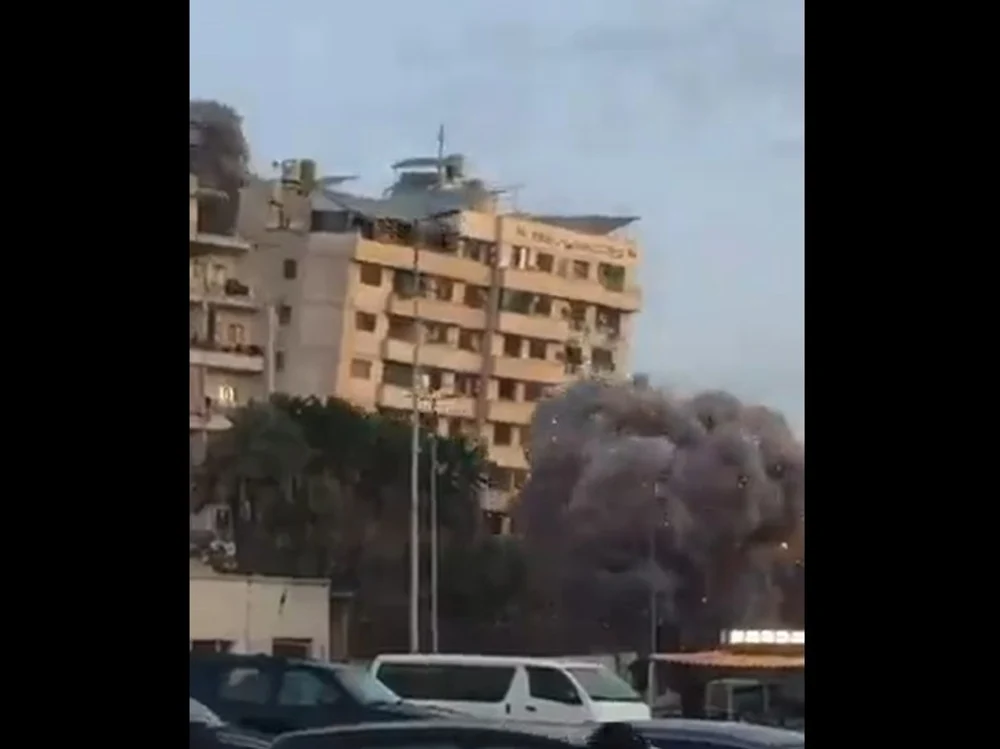 Momentul în care o clădire de 12 etaje din Beirut este complet distrusă într-un atac al aviației israeliene