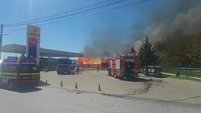 În pericol a fost și o benzinărie FOTO ISU Neamț