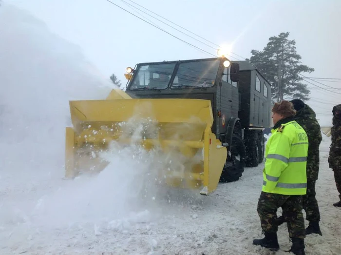 
    În toată ţara există o singură maşină care toacă zăpadă  