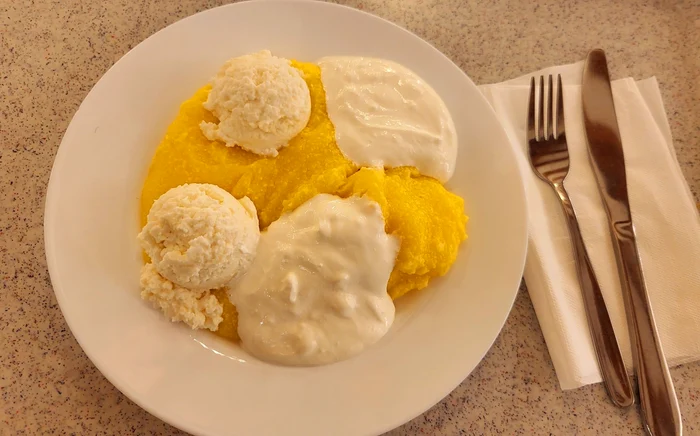 Mămăliguță cu brânză și smântână