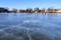 copii care se joaca pe lac inghetat jpg