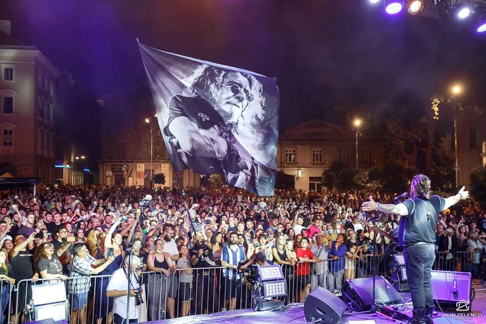 Sorin Stanca cu un steag confecționat în memoria lui Adi Bărar FOTO arhivă personală