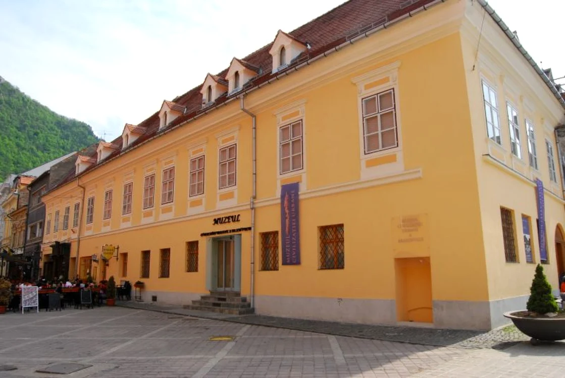 Muzeul Civilizaţiei Urbane se află în Piaţa Sfatului.