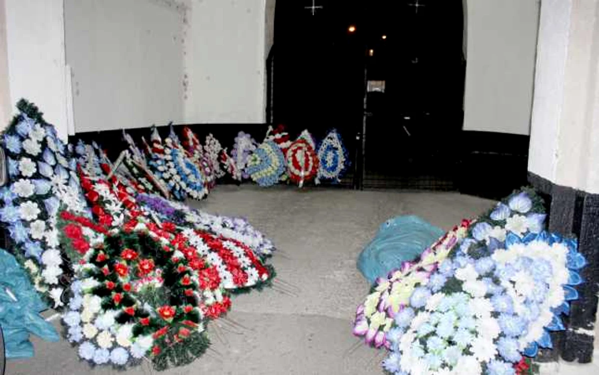 O parte dintre coroanele de flori furate din cimitir Foto: Poliţia Locală Galaţi