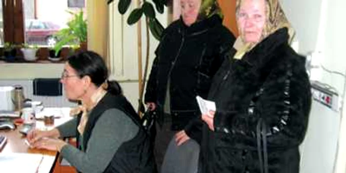 Pensionarii orădeni pun bani deoparte pentru ca nepoţii lor să treacă mai uşor de criză