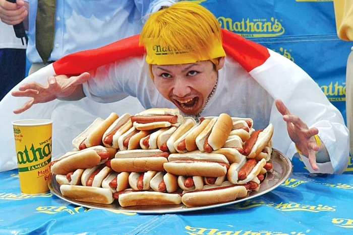 Concursul de mâncat hot dogi al companiei Nathan are loc în New York, la 4 iulie