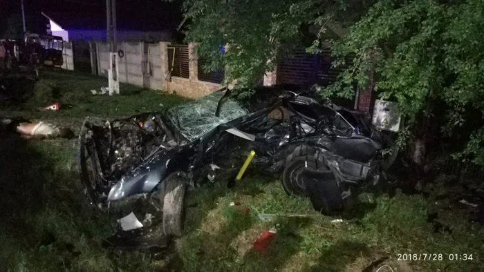 Maşina a fost distrusă în totalitate