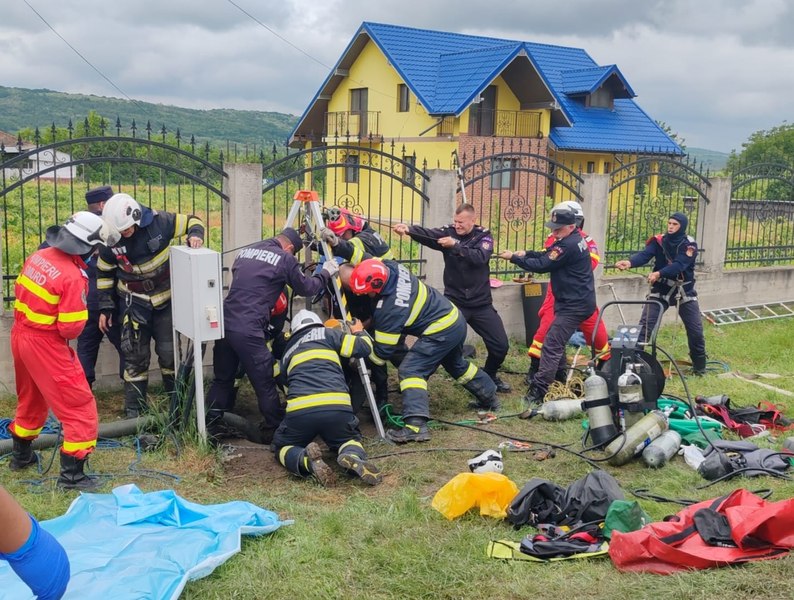 Angajați ai unei primării din Vaslui, morți într-o fosă septică. „A vrut să-l salveze pe celălalt și s-au nenorocit amândoi"