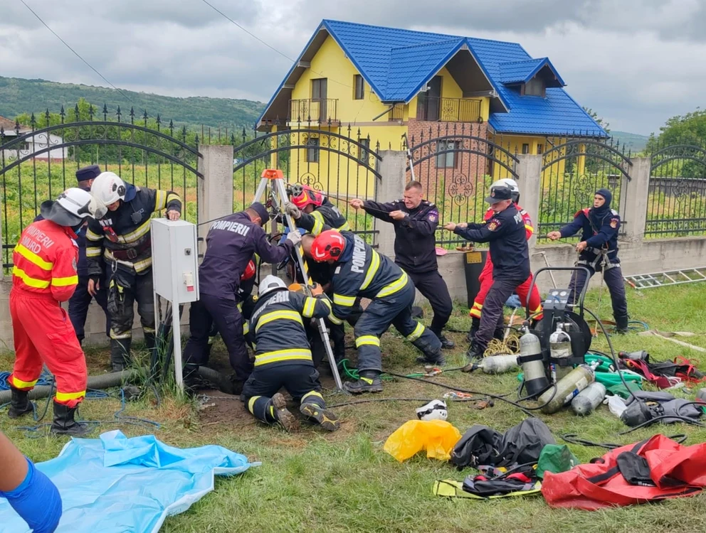 Pompierii i-au extras pe muncitori din fosa septică FOTO ISU Vaslui