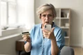Pensie - teapa online - frauda bancara - pensionar - telefon - card FOTO shutterstock