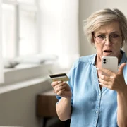 Pensie - teapa online - frauda bancara - pensionar - telefon - card FOTO shutterstock