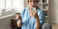 Pensie - teapa online - frauda bancara - pensionar - telefon - card FOTO shutterstock
