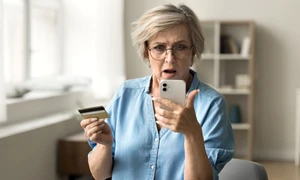 Pensie - teapa online - frauda bancara - pensionar - telefon - card FOTO shutterstock