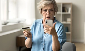 Pensie - teapa online - frauda bancara - pensionar - telefon - card FOTO shutterstock