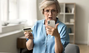 Pensie - teapa online - frauda bancara - pensionar - telefon - card FOTO shutterstock
