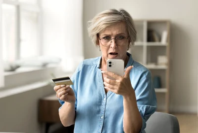 Pensie - teapa online - frauda bancara - pensionar - telefon - card FOTO shutterstock