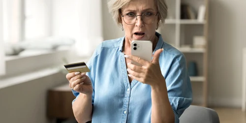 Pensie - teapa online - frauda bancara - pensionar - telefon - card FOTO shutterstock
