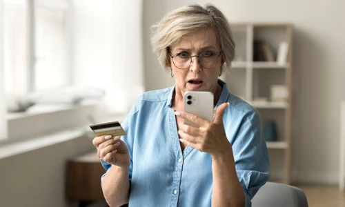 Pensie - teapa online - frauda bancara - pensionar - telefon - card FOTO shutterstock