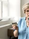 Pensie - teapa online - frauda bancara - pensionar - telefon - card FOTO shutterstock
