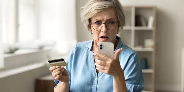 Pensie - teapa online - frauda bancara - pensionar - telefon - card FOTO shutterstock