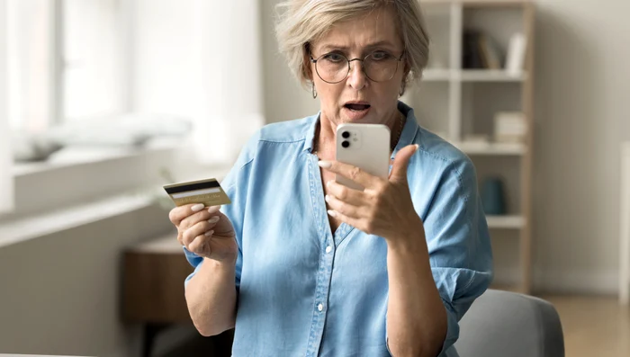 Pensie - teapa online - frauda bancara - pensionar - telefon - card FOTO shutterstock
