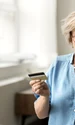 Pensie - teapa online - frauda bancara - pensionar - telefon - card FOTO shutterstock