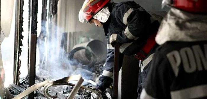 Pompierii au sosit la faţa locului pentru a stinge incendiul izbucnit în locuinţa victimei