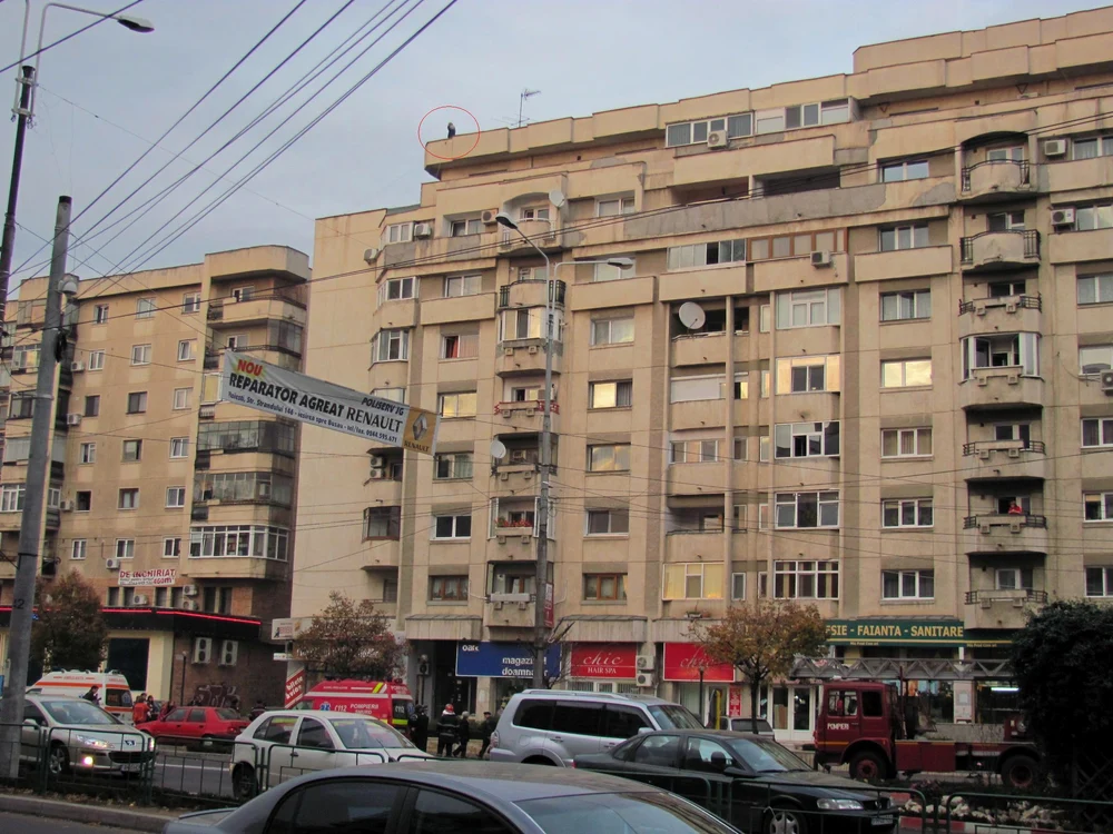 Bărbatul s-a plimbat zeci de minute pe marginea blocului aflat vis-a-vis de Catedrală