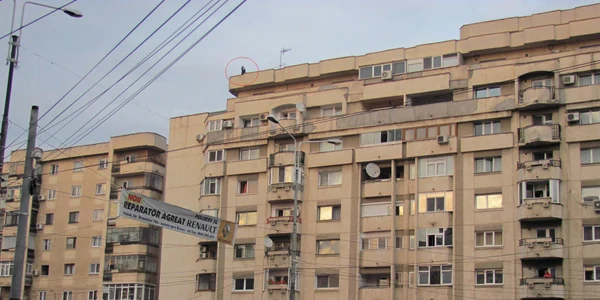 Bărbatul s-a plimbat zeci de minute pe marginea blocului aflat vis-a-vis de Catedrală