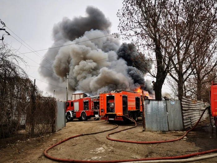 A fost încheiată intervenţia de la centrul de colectare deşeuri din Glina Foto: ISUBIF