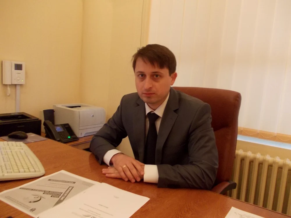Ion Coşer, consulul Republicii Moldova din România, invită studenţii basarabeni să participe la gală. FOTO Ionuţ Benea