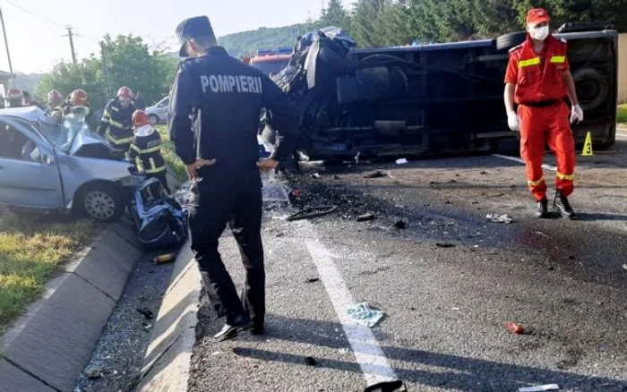 La faţa locului se află şi descarcerarea
