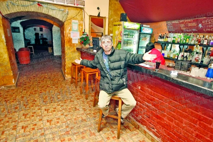 Luni, ora 20.00- În clubul Razna Hanul cu Tei, reporterul Click! a fost singurul client (Fotografii: Dan Bstriţeanu)