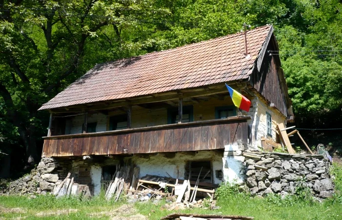 Casa veche din Mogoş unde vor locui călătorii care îi vor vizita pe Cristi Pascal şi Alexandra Roman. Sursa foto: facebook/casa cu brad