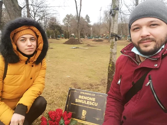 Nicolae Sulac a dus flori la  stejarul plantat de Benone