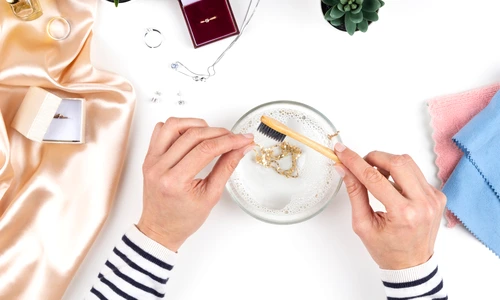 Femeie curatand bijuteriile 1921969118 jpg