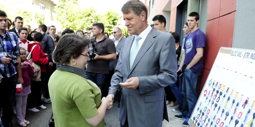 Primarul Klaus Iohannis le-a înmanat noilor locatari cheile de la locuinte