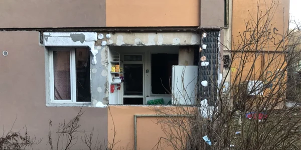 Geamurile garsonierei au fost smulse de suflul exploziei. FOTOISU Braşov. 