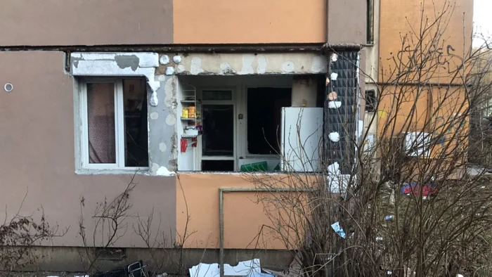 Geamurile garsonierei au fost smulse de suflul exploziei. FOTOISU Braşov.