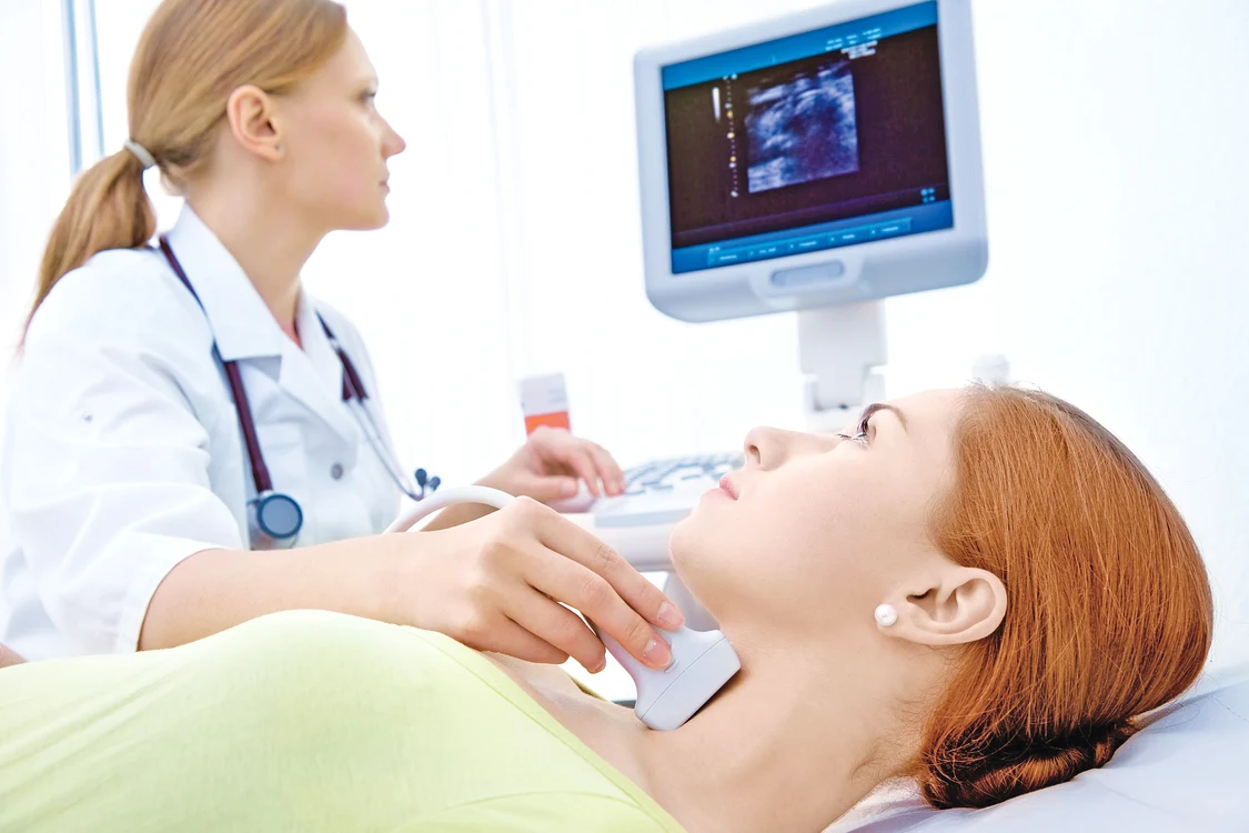 
    Femeile au o probabilitate de  şase ori mai mare de a fi  diagnosticate cu tulburări  tiroidiene, iar riscul  de apariţie a acestora  creşte odată cu vârsta  