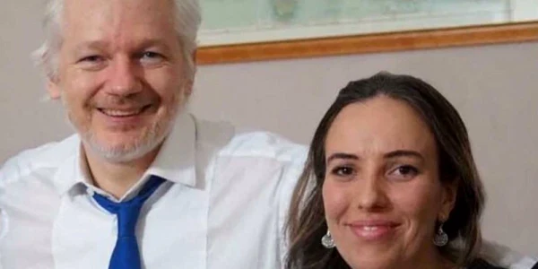 Julian Assange si Stella Morris FOTO Wikileaks